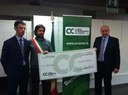 Consegna assegno Caricento Caricento consegna l'assegno da diecimila euro