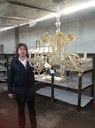 Il sindaco Toselli a fianco del lampadario smontato